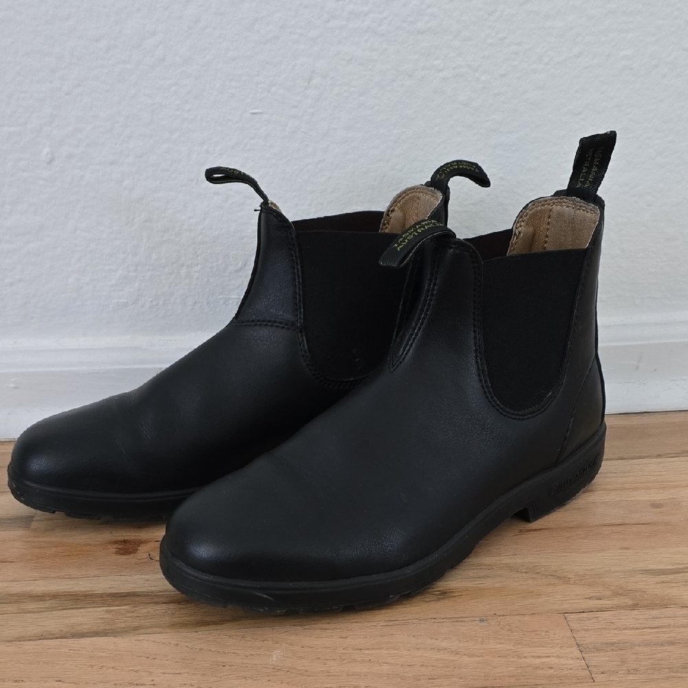 Blundstone Black Chelsea Boots Sleek Leather Design